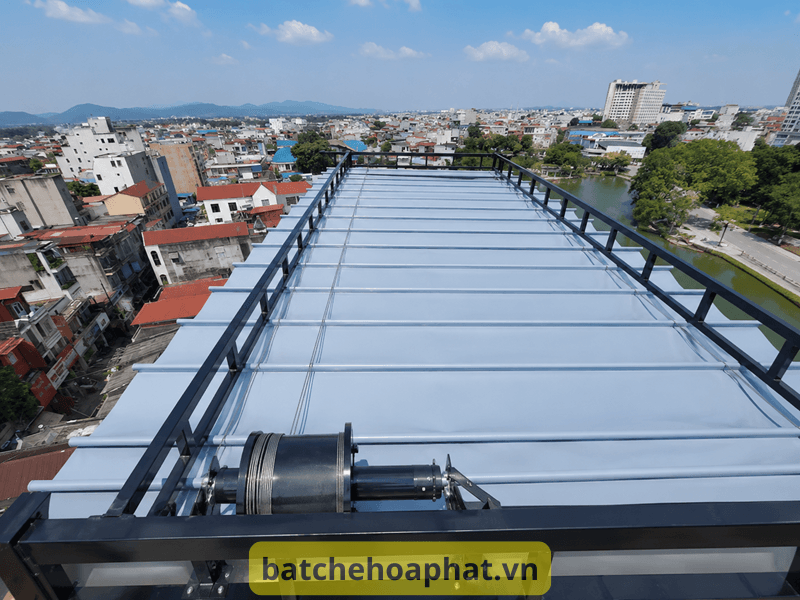 mai-bat-pvc-luon-song-che-gieng-troi-nha-pho